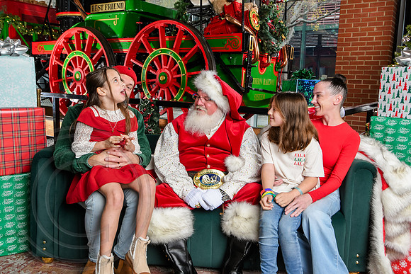 RKPhoto-2025-TheCharlestonSanta-Dec7-2497