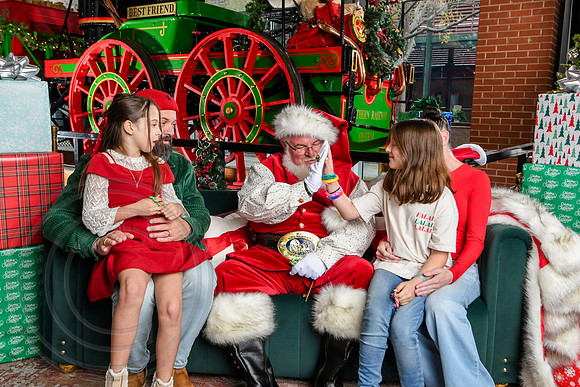 RKPhoto-2025-TheCharlestonSanta-Dec7-2498