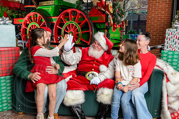 RKPhoto-2025-TheCharlestonSanta-Dec7-2499