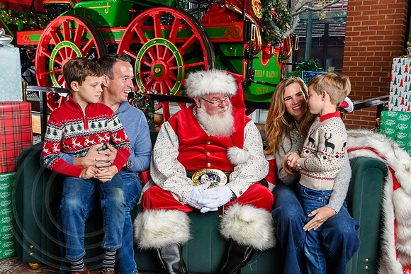 RKPhoto-2025-TheCharlestonSanta-Dec7-2504
