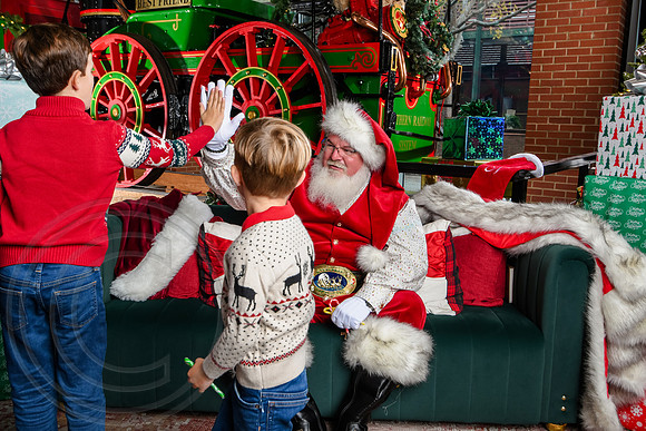 RKPhoto-2025-TheCharlestonSanta-Dec7-2505