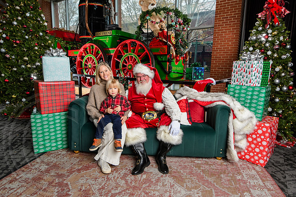 RKPhoto-2025-TheCharlestonSanta-Dec7-2506