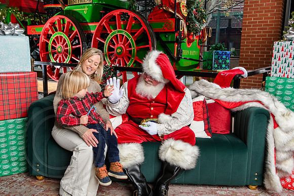 RKPhoto-2025-TheCharlestonSanta-Dec7-2508