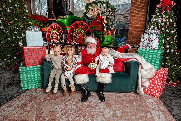 RKPhoto-2025-TheCharlestonSanta-Dec7-2509