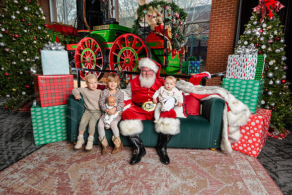RKPhoto-2025-TheCharlestonSanta-Dec7-2510