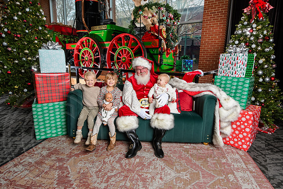 RKPhoto-2025-TheCharlestonSanta-Dec7-2511