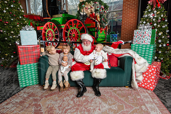 RKPhoto-2025-TheCharlestonSanta-Dec7-2512
