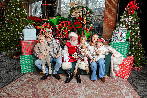 RKPhoto-2025-TheCharlestonSanta-Dec7-2513