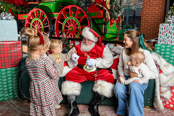 RKPhoto-2025-TheCharlestonSanta-Dec7-2514
