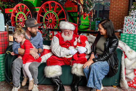RKPhoto-2025-TheCharlestonSanta-Dec7-2521