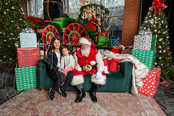 RKPhoto-2025-TheCharlestonSanta-Dec7-2522