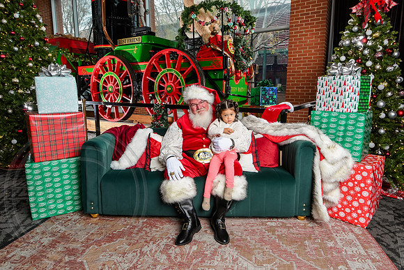 RKPhoto-2025-TheCharlestonSanta-Dec7-2524