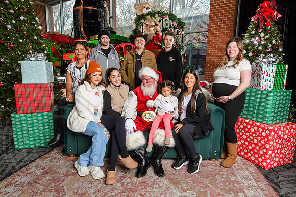 RKPhoto-2025-TheCharlestonSanta-Dec7-2525