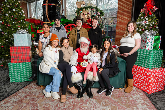 RKPhoto-2025-TheCharlestonSanta-Dec7-2526