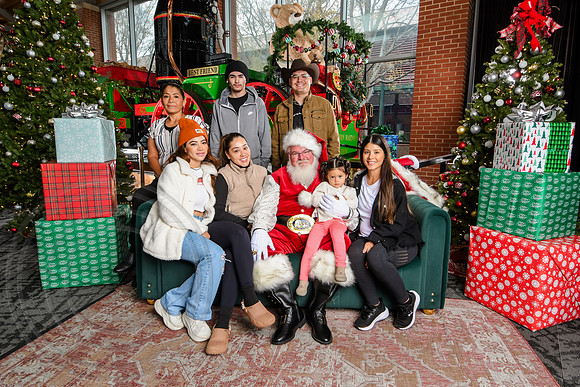 RKPhoto-2025-TheCharlestonSanta-Dec7-2527