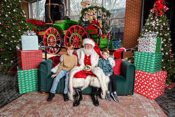 RKPhoto-2025-TheCharlestonSanta-Dec7-2528