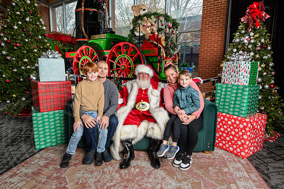 RKPhoto-2025-TheCharlestonSanta-Dec7-2529