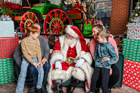 RKPhoto-2025-TheCharlestonSanta-Dec7-2530