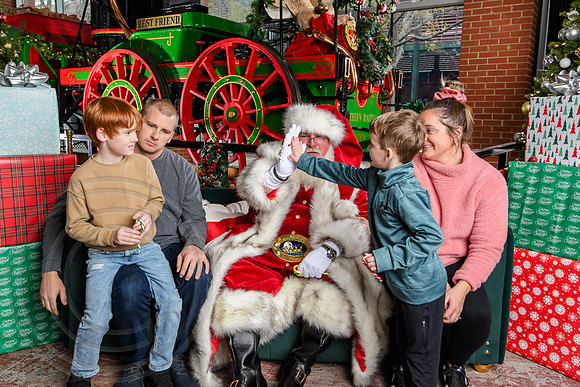 RKPhoto-2025-TheCharlestonSanta-Dec7-2531