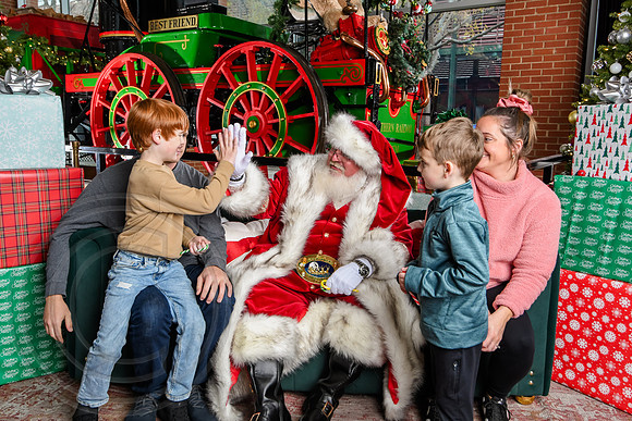 RKPhoto-2025-TheCharlestonSanta-Dec7-2532