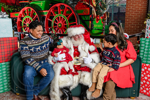 RKPhoto-2025-TheCharlestonSanta-Dec7-2537