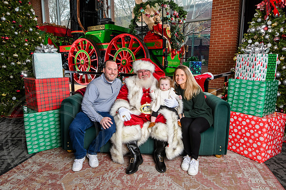 RKPhoto-2025-TheCharlestonSanta-Dec7-2542