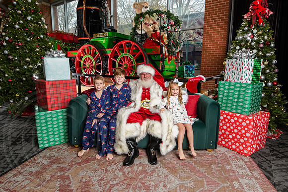 RKPhoto-2025-TheCharlestonSanta-Dec7-2543