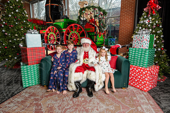 RKPhoto-2025-TheCharlestonSanta-Dec7-2544