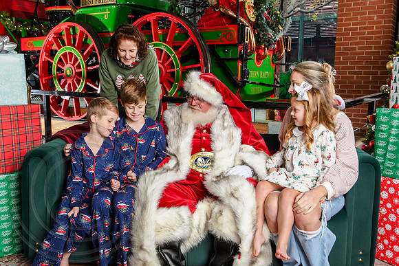 RKPhoto-2025-TheCharlestonSanta-Dec7-2546