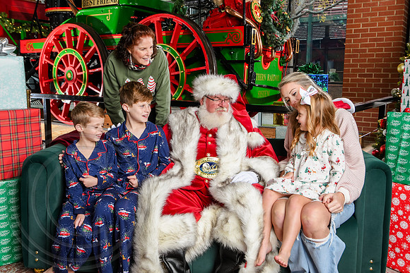 RKPhoto-2025-TheCharlestonSanta-Dec7-2547