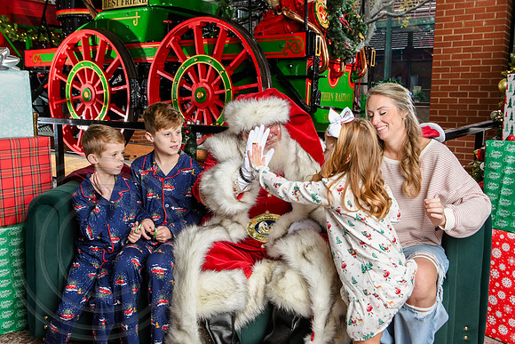 RKPhoto-2025-TheCharlestonSanta-Dec7-2548