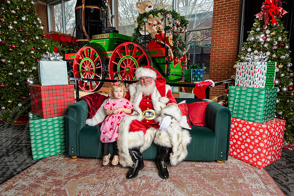 RKPhoto-2025-TheCharlestonSanta-Dec7-2549