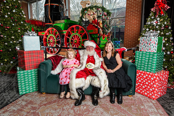 RKPhoto-2025-TheCharlestonSanta-Dec7-2550