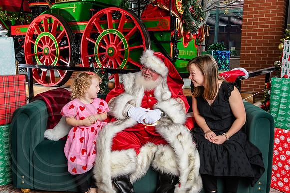 RKPhoto-2025-TheCharlestonSanta-Dec7-2552