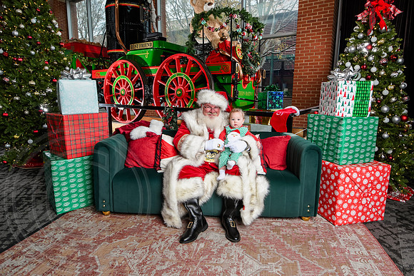 RKPhoto-2025-TheCharlestonSanta-Dec7-2563