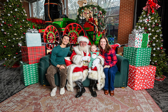 RKPhoto-2025-TheCharlestonSanta-Dec7-2564