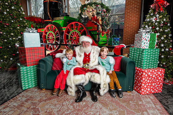 RKPhoto-2025-TheCharlestonSanta-Dec7-2566