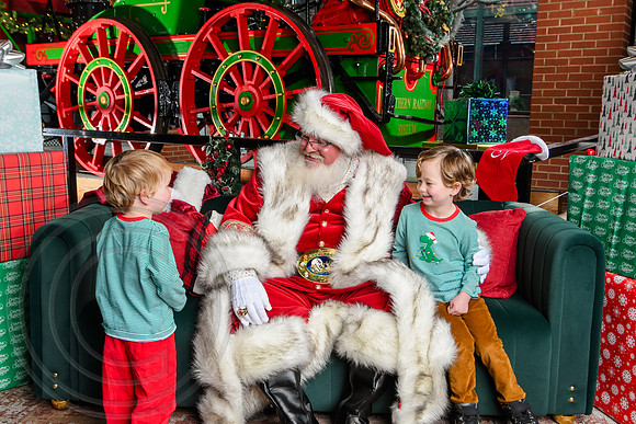 RKPhoto-2025-TheCharlestonSanta-Dec7-2568