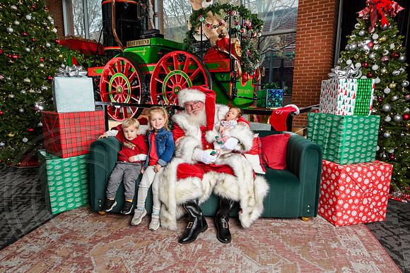 RKPhoto-2025-TheCharlestonSanta-Dec7-2570