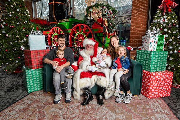 RKPhoto-2025-TheCharlestonSanta-Dec7-2572