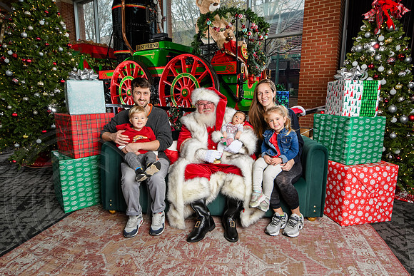 RKPhoto-2025-TheCharlestonSanta-Dec7-2575
