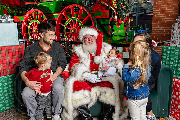 RKPhoto-2025-TheCharlestonSanta-Dec7-2576