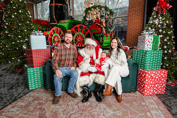RKPhoto-2025-TheCharlestonSanta-Dec7-2580