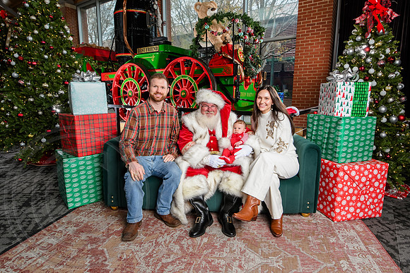 RKPhoto-2025-TheCharlestonSanta-Dec7-2581