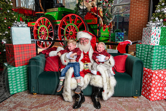RKPhoto-2025-TheCharlestonSanta-Dec7-2584