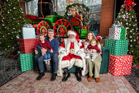 RKPhoto-2025-TheCharlestonSanta-Dec7-2585