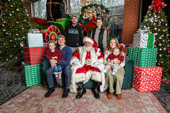 RKPhoto-2025-TheCharlestonSanta-Dec7-2586