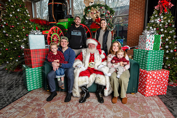 RKPhoto-2025-TheCharlestonSanta-Dec7-2587