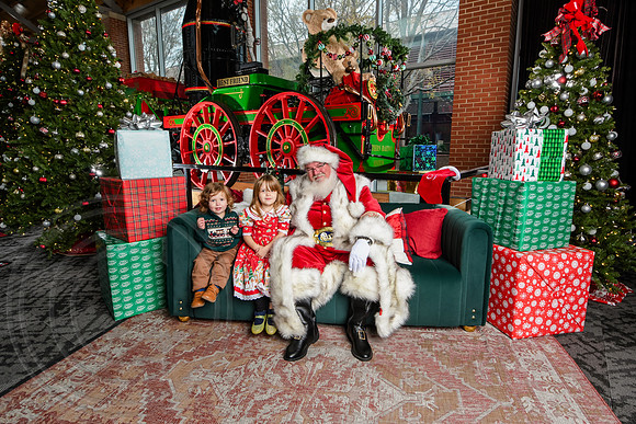 RKPhoto-2025-TheCharlestonSanta-Dec7-2588
