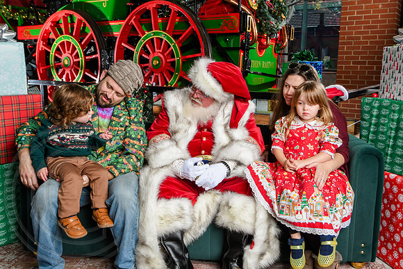 RKPhoto-2025-TheCharlestonSanta-Dec7-2590